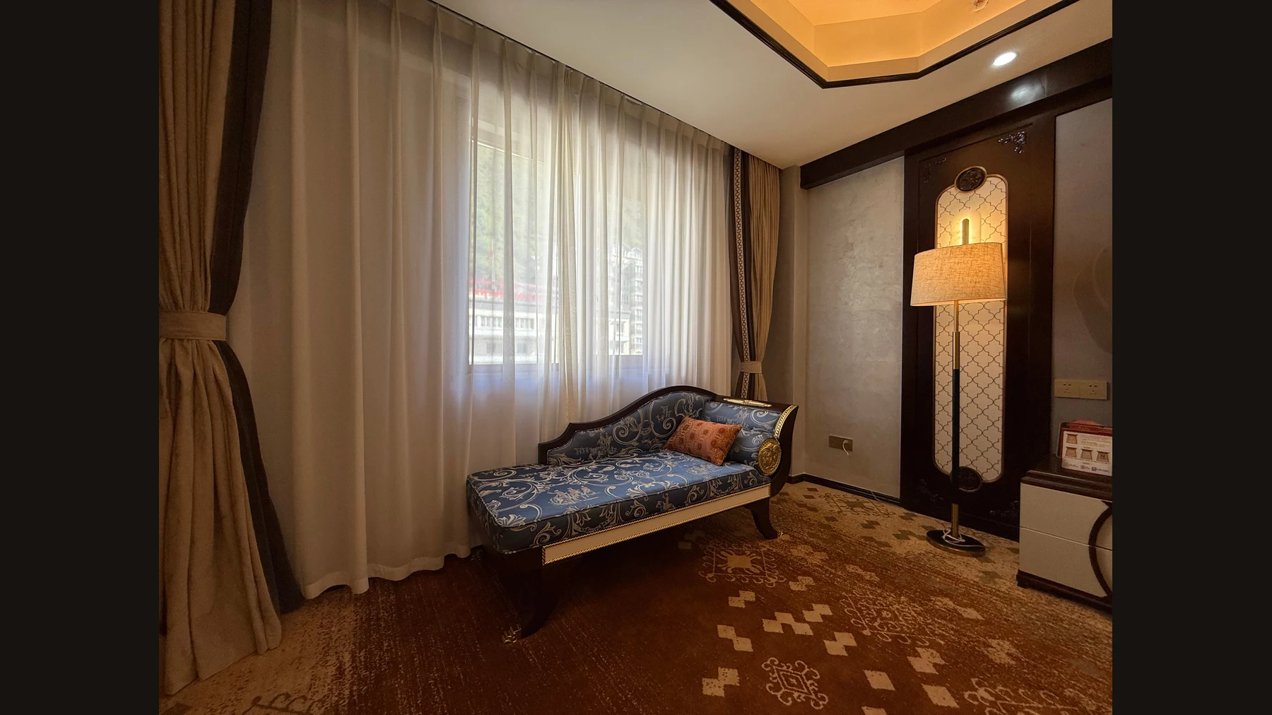 Hotel guest room sitting area — Original photo